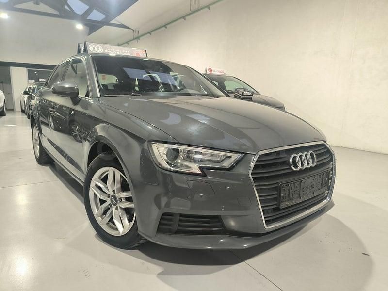 Usado Audi A3 116 CV (85 kW) 2019 Gris / plata Berlina