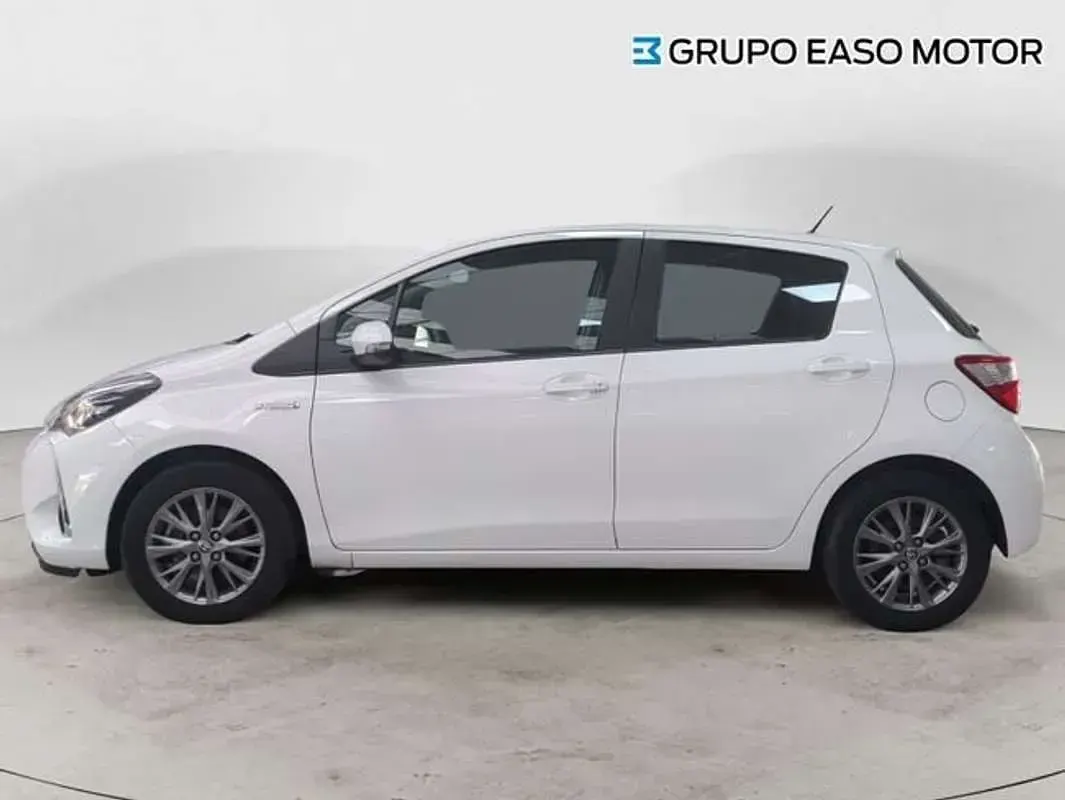 Usado Toyota Yaris Hybrid Active 101 CV (74 kW) 2020 Blanco Berlina