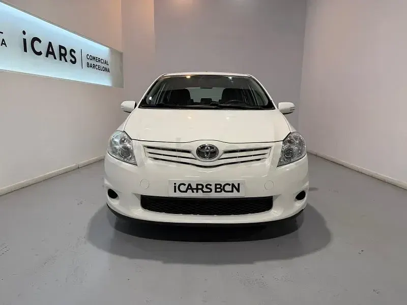Usado Toyota Auris Active 90 CV (66 kW) 2012 Blanco Berlina