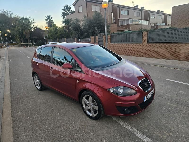 Granate Usado 2010 Seat Altea Style Monovolumen | 5990 € (Precio justo) - Imagen 1/4