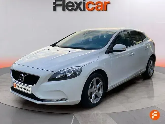 Begagnad Volvo V40 Momentum 120 HK (88 kW) 2018 Vit