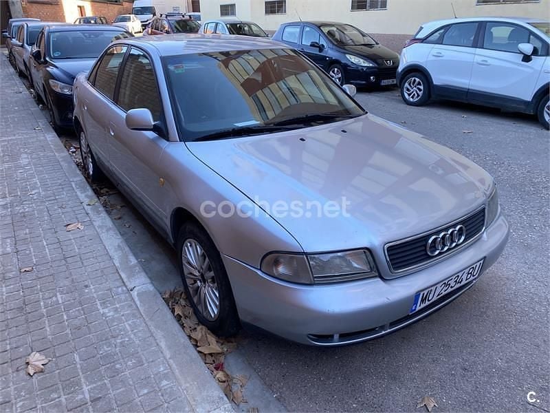 Usado Audi A4 110 HP (80 kW) 1998 Cinzento Sedan