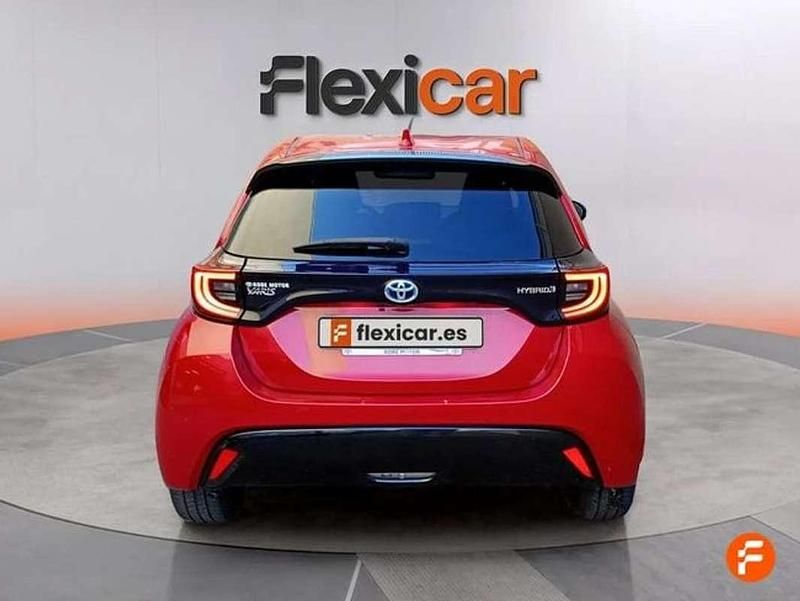 Usado Toyota Yaris Hybrid Style 116 CV (85 kW) 2022 Rojo Utilitario
