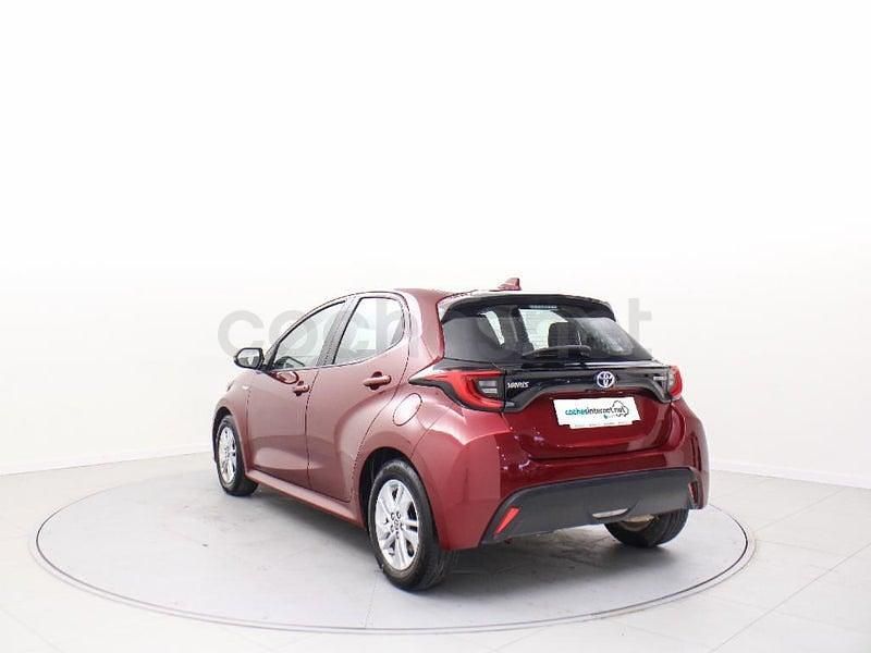 Usado Toyota Yaris Hybrid Active 116 CV (85 kW) 2021 Rojo Berlina