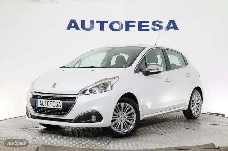 Blanco Usado 2015 Peugeot 208 Allure Utilitario | 8350 € (Buen precio) - Imagen 1/4