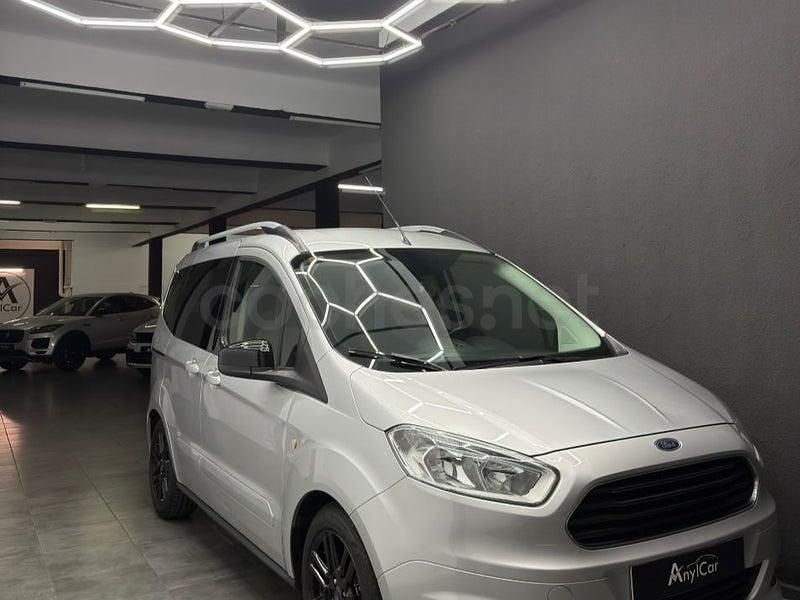 Usado Ford Tourneo Courier Titanium 100 CV (73 kW) 2016 Gris / plata Monovolumen
