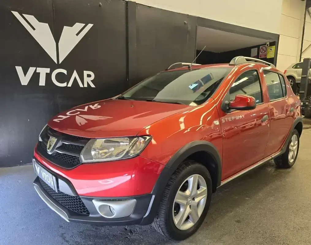 Usado Dacia Sandero Stepway 90 CV (66 kW) 2015 Rojo Utilitario