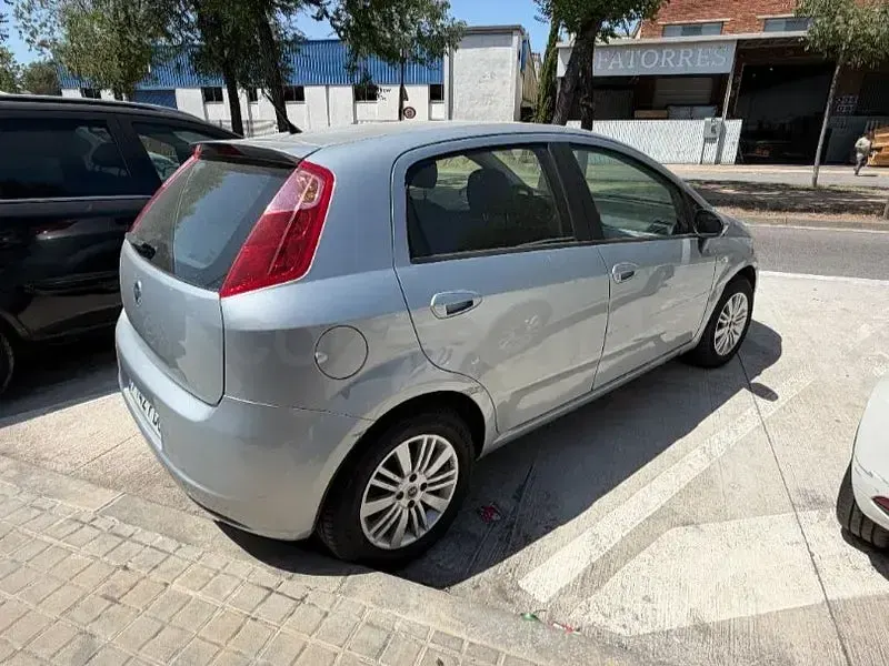 Usado Fiat Punto Dynamic 70 CV (51 kW) 2006 Gris / plata Utilitario