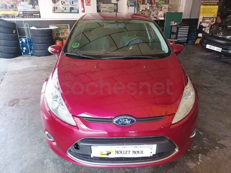 Usado Ford Fiesta Trend 96 CV (70 kW) 2009 Rojo Utilitario