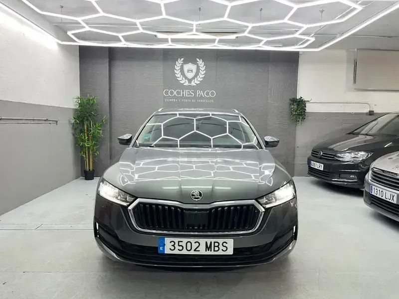 Usado Skoda Octavia Ambition 150 CV (110 kW) 2022 Gris / plata Familiar