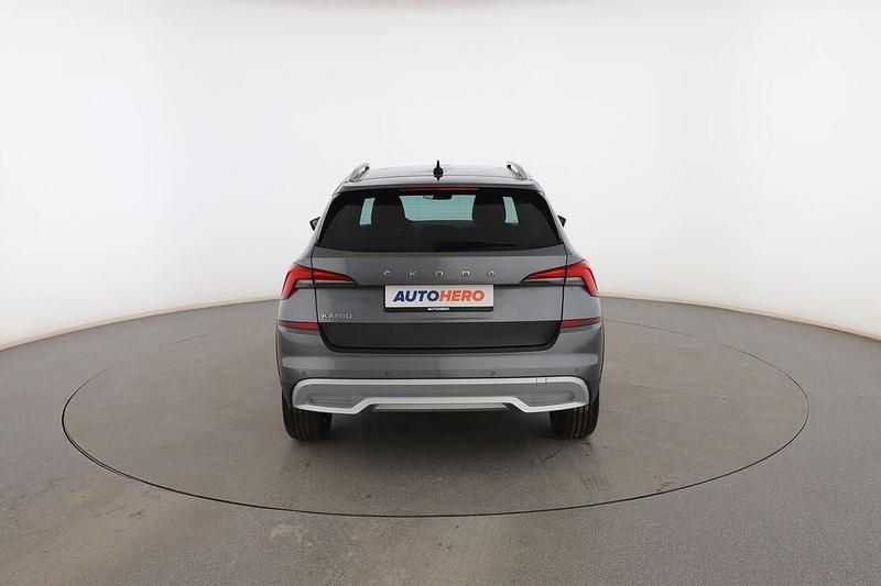 Usado Skoda Kamiq ScoutLine 110 CV (80 kW) 2022 Gris SUV