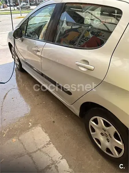 Usado Peugeot 308 Business-Line 92 CV (67 kW) 2011 Gris / plata Berlina