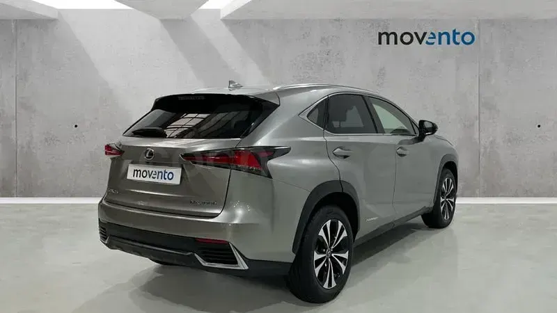 Usado Lexus NX300h 197 CV (144 kW) 2021 Gris / plata SUV