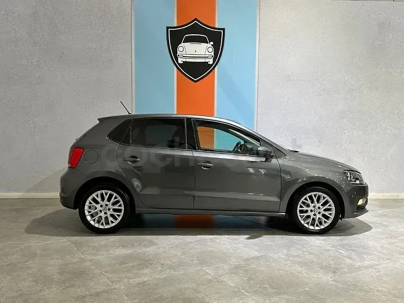 Usado VW Polo Advance 75 CV (55 kW) 2017 Gris / plata Berlina