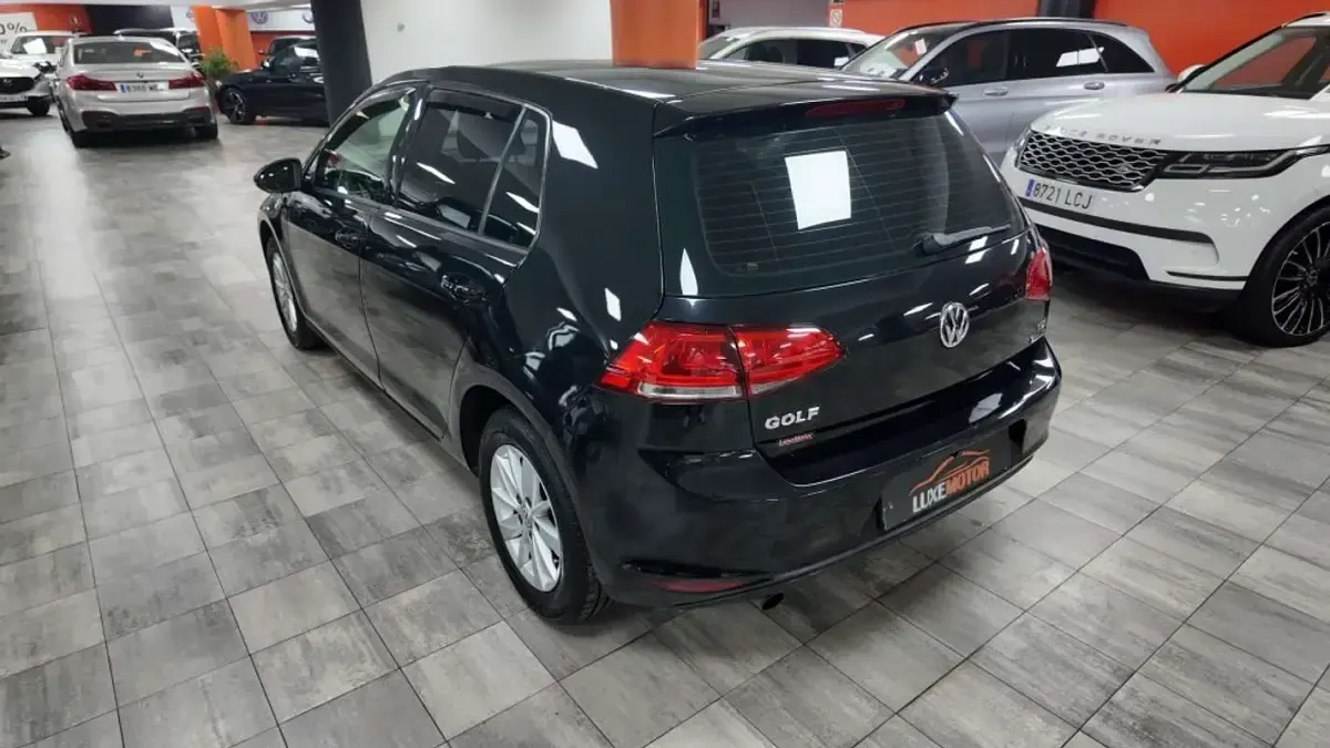 Käytetty VW Golf VII Advance 105 HP (77 kW) 2014 Musta Viistoperä