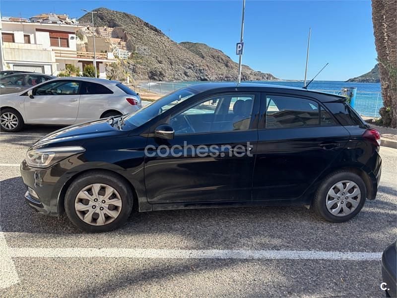 Usado Hyundai i20 75 CV (55 kW) 2019 Negro Utilitario