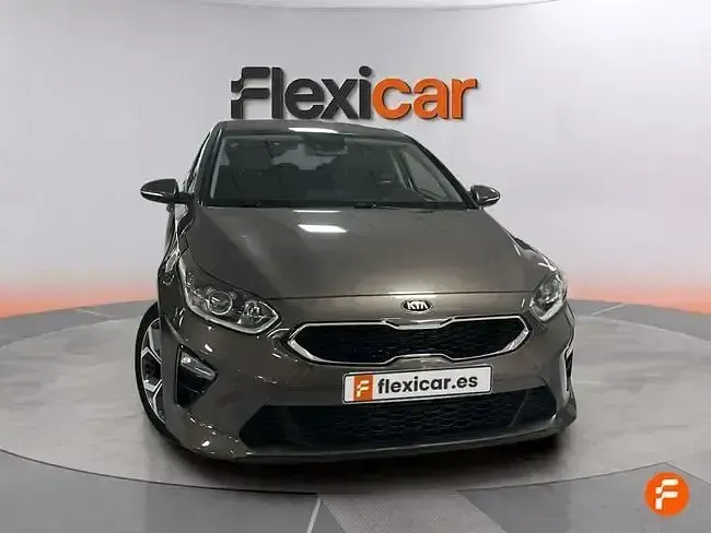 Usado Kia Ceed 140 CV (102 kW) 2019 Marrón Utilitario