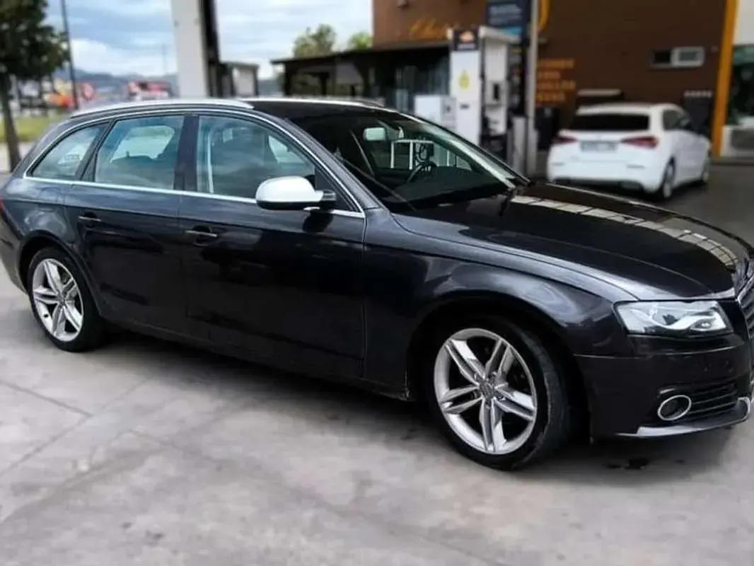 Usado Audi A4 Premium 140 CV (102 kW) 2011 Negro Familiar