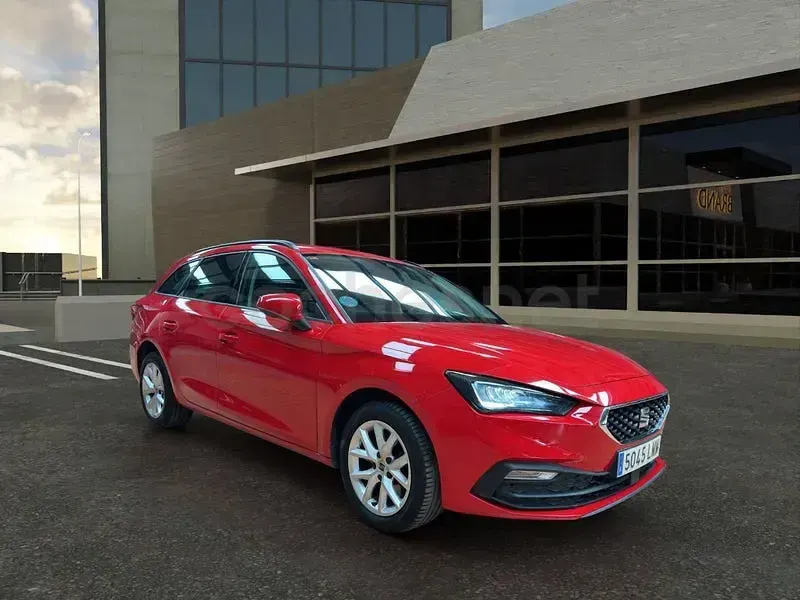 Usado Seat Leon Style 150 CV (110 kW) 2021 Granate Familiar