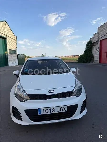 Usado Kia Rio 84 CV (61 kW) 2015 Blanco Berlina