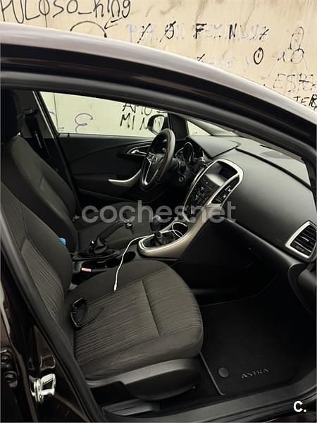 Usado Opel Astra Enjoy 100 HP (73 kW) 2012 Castanho Sedan