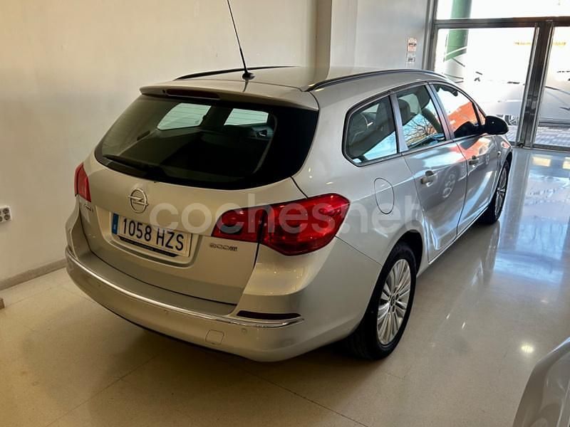 Usado Opel Astra Excellence 110 CV (80 kW) 2014 Gris / plata Familiar