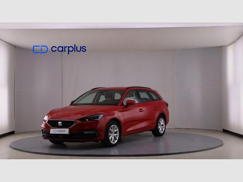 Usado Seat Leon Style 110 CV (80 kW) 2023 Rojo (suave) Utilitario