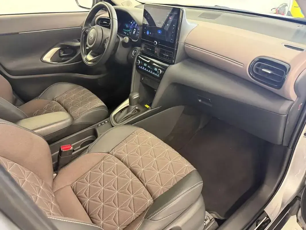 Usado Toyota Yaris Cross Active 125 CV (91 kW) 2024 Gris SUV