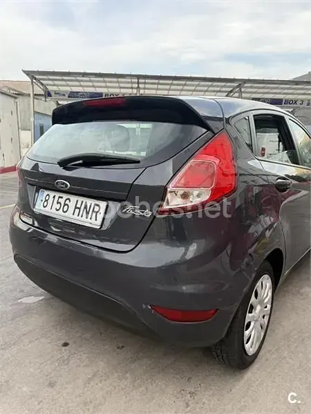 Usado Ford Fiesta Trend 82 CV (60 kW) 2013 Gris / plata Berlina