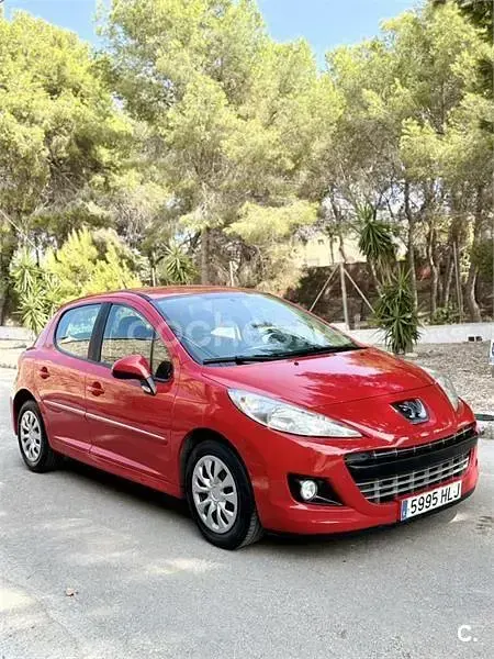 Usado Peugeot 207 70 CV (51 kW) 2012 Rojo Berlina