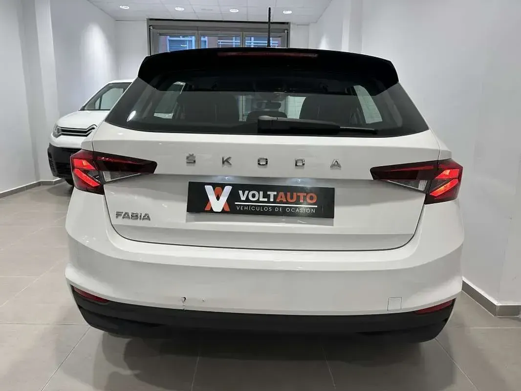 Usado Skoda Fabia 80 CV (58 kW) 2023 Blanco Utilitario