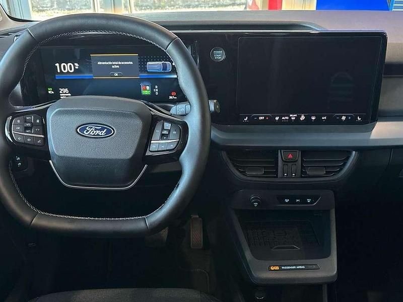 Usado Ford Tourneo Active 100 kW (136 CV) 2025 Gris Familiar