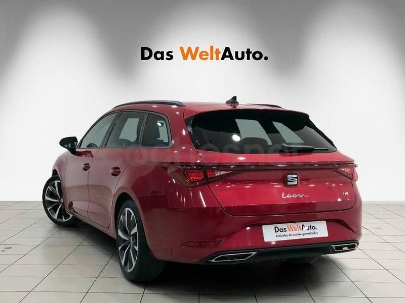 Usado Seat Leon FR 150 CV (110 kW) 2025 Rojo Familiar