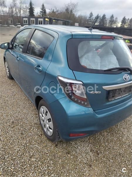 Usado Toyota Yaris Hybrid Active 100 CV (73 kW) 2013 Azul Berlina