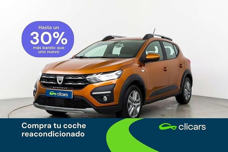 Usado Dacia Sandero Comfort 91 CV (66 kW) 2021 Naranja Utilitario