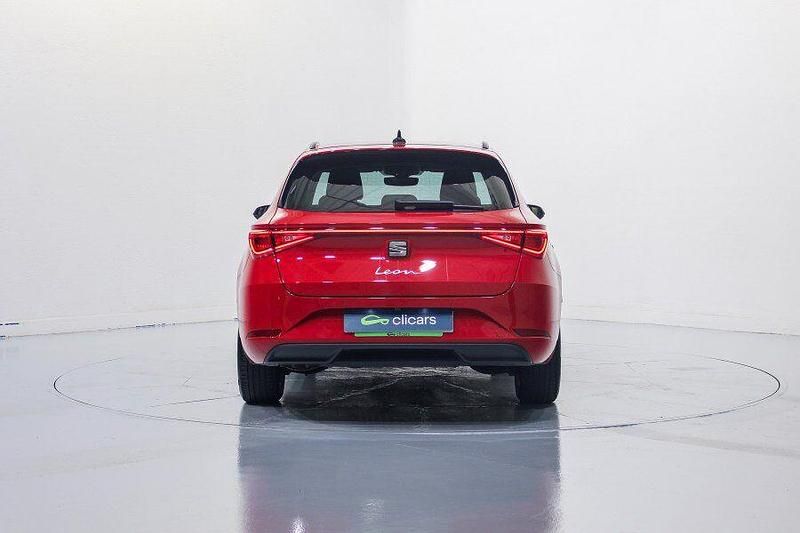 Usado Seat Leon Style 150 CV (110 kW) 2020 Rojo Familiar