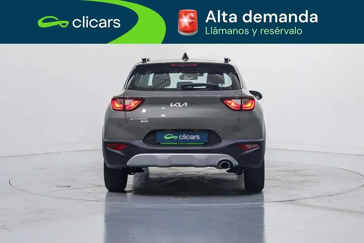 Usado Kia Stonic 120 CV (88 kW) 2023 Gris SUV