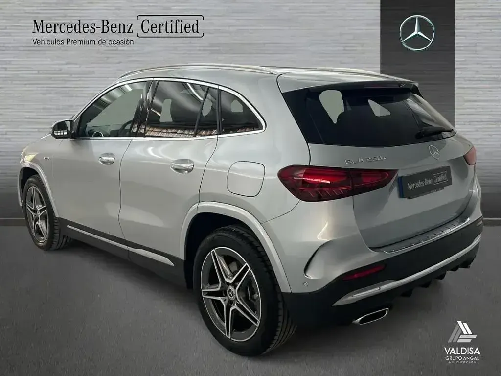 Usado Mercedes GLA250 AMG line 218 CV (160 kW) 2025 Gris / plateado SUV