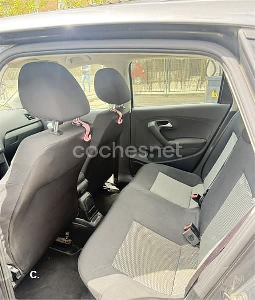 Usado VW Polo Advance 90 CV (66 kW) 2010 Gris / plata Utilitario