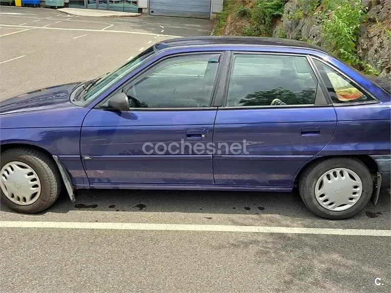 Usado Opel Astra 82 CV (60 kW) 1995 Violeta / lila Berlina