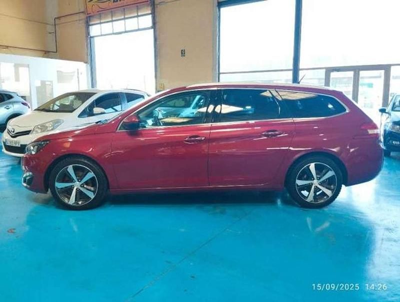 Usado Peugeot 308 SW Allure 131 CV (96 kW) 2015 Rojo Familiar