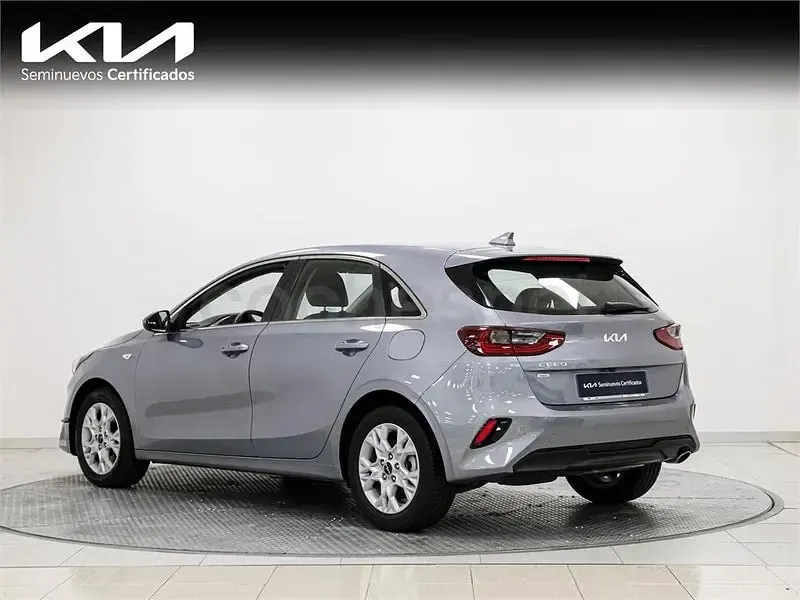 Usado Kia Ceed 136 CV (100 kW) 2024 Gris / plata Utilitario