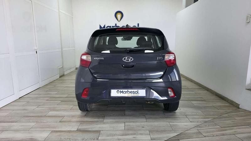 Usado Hyundai i10 67 CV (49 kW) 2021 Gris Utilitario