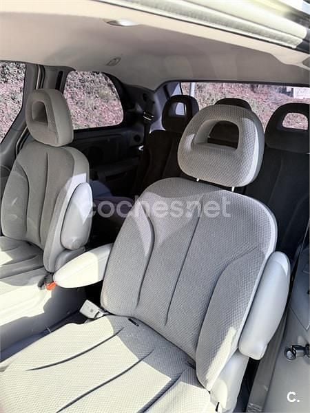 Usado Chrysler Voyager 150 CV (110 kW) 2005 Gris / plata Monovolumen