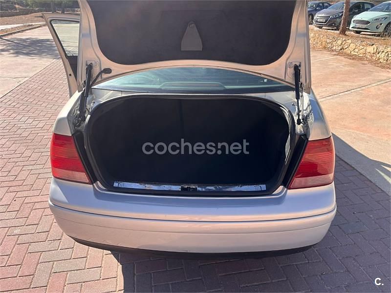 Usado VW Bora Trendline 110 CV (80 kW) 2000 Azul Berlina