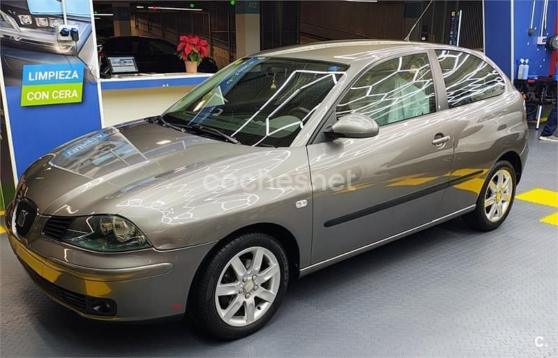 Usado Seat Ibiza 75 CV (55 kW) 2003 Gris / plata Berlina