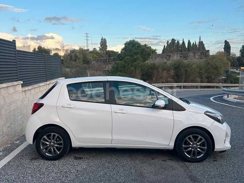 Usado Toyota Yaris Active 99 CV (72 kW) 2015 Blanco Berlina