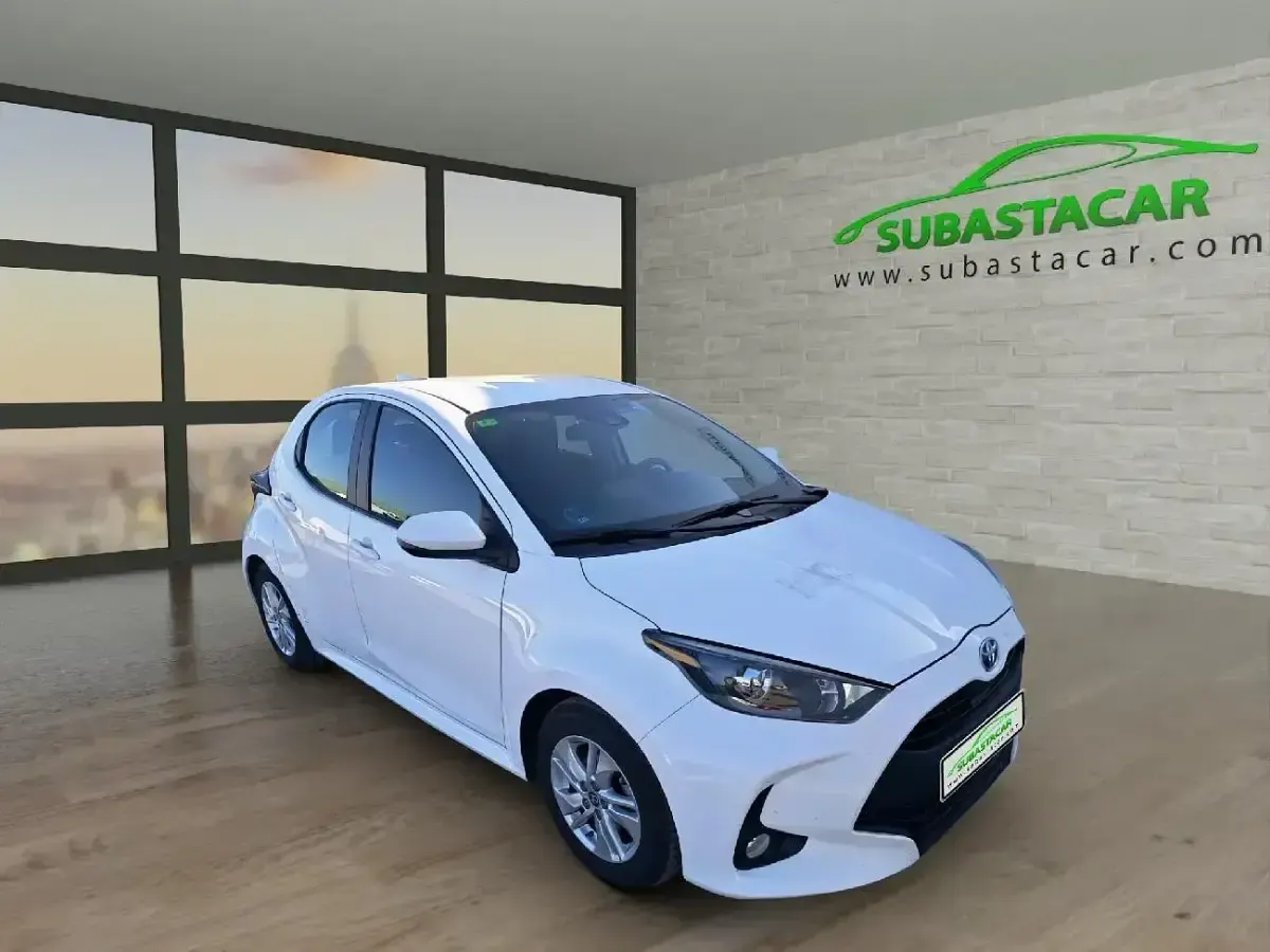 Usado Toyota Yaris Business Edition 115 CV (84 kW) 2022 Blanco Utilitario