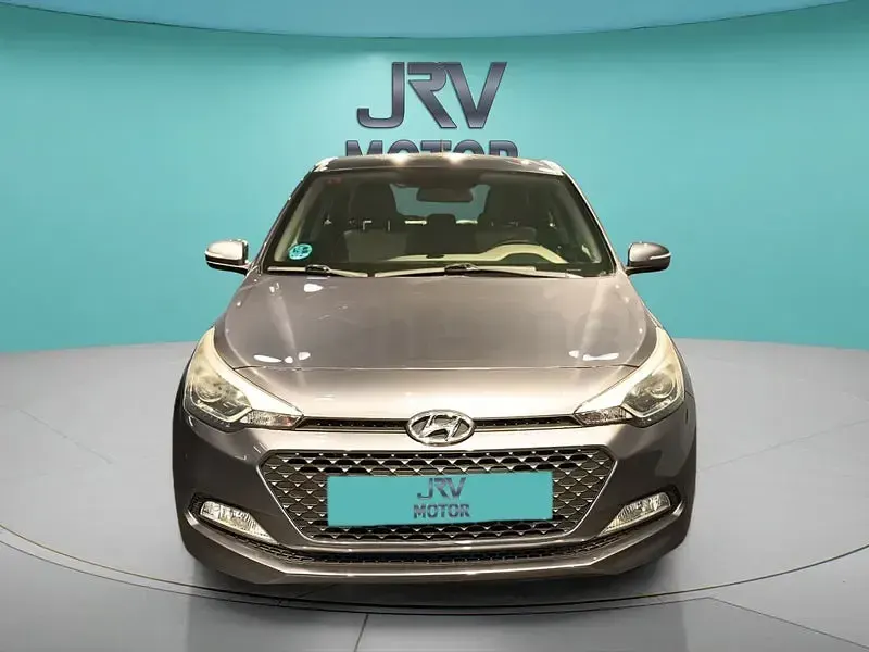 Usado Hyundai i20 100 CV (73 kW) 2016 Gris / plata Berlina