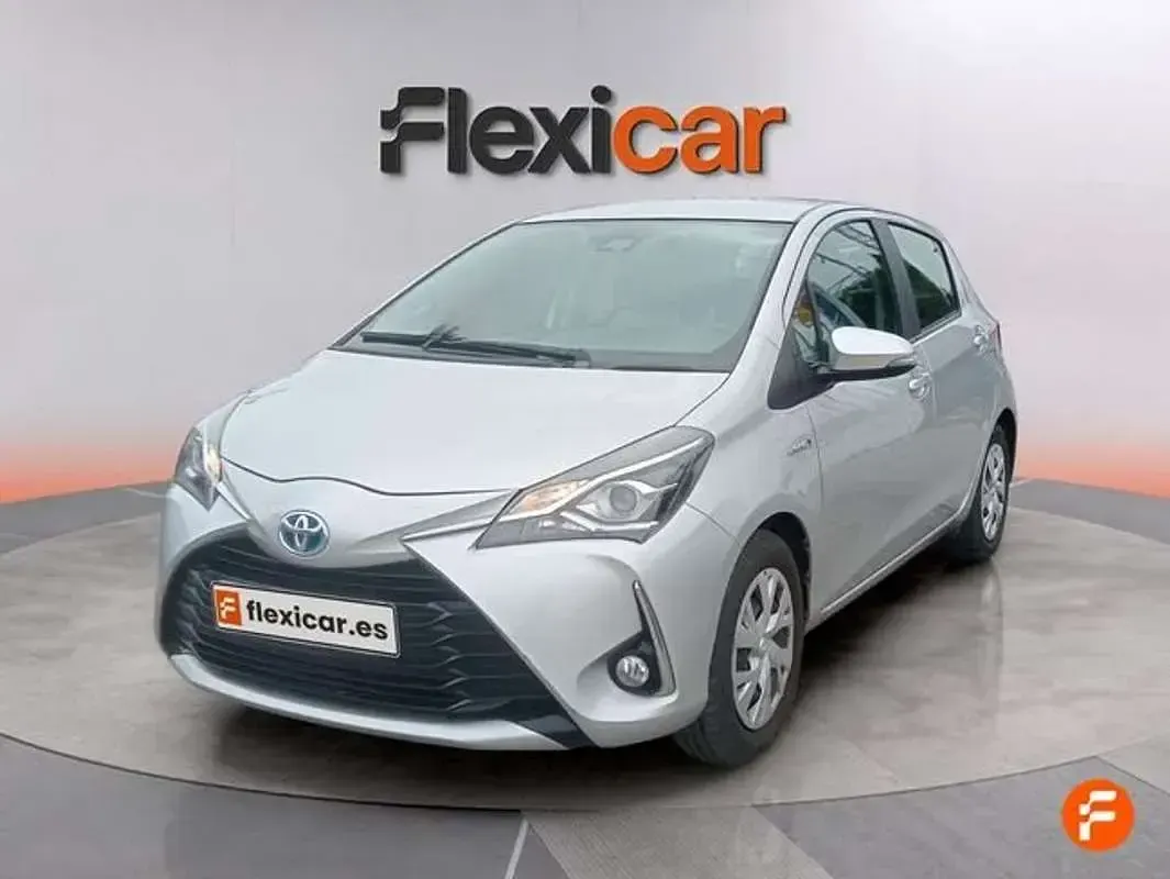 Usado Toyota Yaris Hybrid Active 99 CV (72 kW) 2019 Gris Utilitario